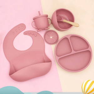 CONJUNTO PARA BEBE CON BABERO, TAZÓN Y PLATO DE SILICONA
